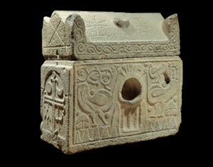 Arte romana: reliquiario a forma di sarcofago, trovato in Siria. Parigi, Museo del Louvre