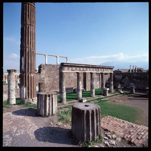 Arte romana: veduta del tempio di Apollo nel sito archeologico di Pompei (IV secolo a.C.-II secolo a.C.) Italia da Roman Roman