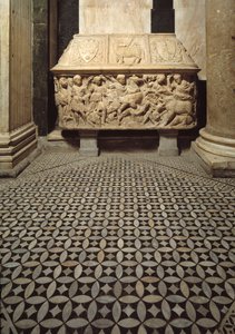 Sarcofago romano con rilievi di una scena di caccia al cinghiale, coperchio decorato con le armi della famiglia Medici