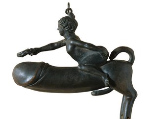 Sasamon Phallus. 1° sec. Animale con petto, gambe e coda a forma di glande, montato da una donna con corona d