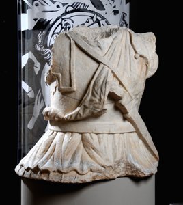 Torso scolpito di un cavaliere