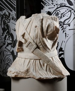 Torso scolpito di un cavaliere (marmo)