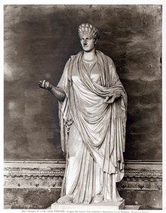 Statua di una Vestale o Sacerdotessa di Romolo da Roman Roman