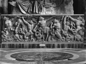 I Giganti, dettaglio di un rilievo che raffigura Arianna e una gigantomachia (marmo) da Roman Roman