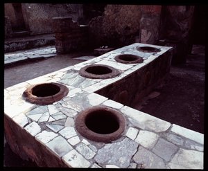 Bancone di marmo del thermopolium da Roman Roman