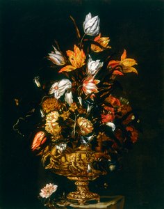Vaso di metallo con fiori in rilievo