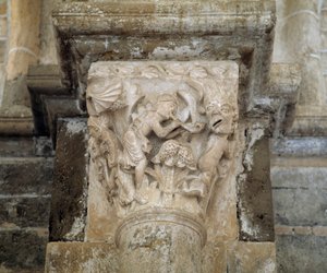 Un musicista e un demone che simboleggiano la lussuria (capitello scolpito)