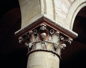 Capitello scolpito da Romanesque