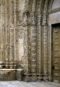 Dettaglio della facciata lato sinistro del portale della Basilica, inizio XII secolo