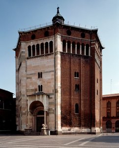 Vista esterna del battistero da Romanesque