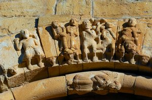 Facciata della Chiesa di Santa Maria de Covet, Isona, Spagna (dettaglio) da Romanesque