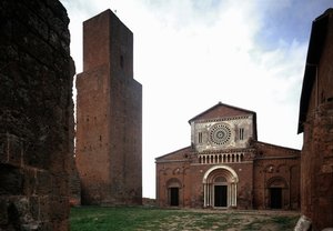 Facciata e campanile della chiesa di San Pietro, costruita intorno al 1250 e restaurata nel 1870, Tuscania, Italia da Romanesque