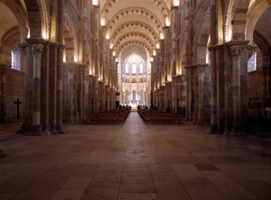 Interno della Cattedrale di Vézelay: La navata da Romanesque