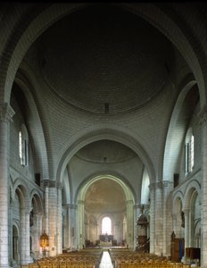 Veduta interna della Cattedrale di San Pietro da Romanesque