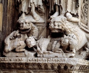 Mostri. Supporto scolpito di una colonna da Romanesque