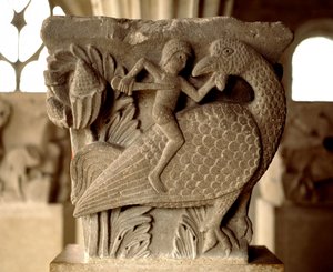Rappresentazione di un combattimento tra un uomo e un uccello (capitello scolpito della sala capitolare) da Romanesque