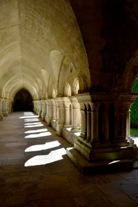 Architettura romanica: galleria del chiostro dell