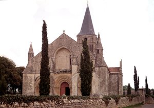 Architettura romanica: veduta della chiesa di Aulnay da Romanesque