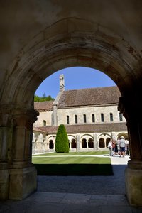 Architettura romanica: vista del chiostro e degli edifici dell