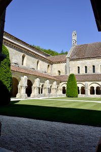 Architettura romanica: veduta del chiostro e degli edifici dell