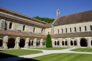 Architettura romanica: veduta del chiostro e degli edifici dell