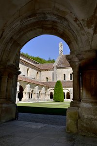 Architettura romanica: vista del chiostro e degli edifici dell