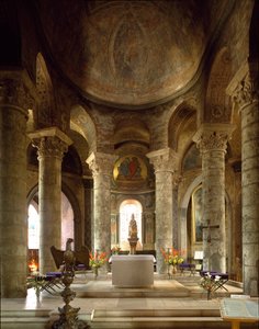Arte romanica: vista interna della chiesa di Notre Dame la Grand, Poitiers da Romanesque