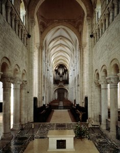 Arte romanica: vista interna della Basilica di Saint Benoit sur Loire (Loiret) costruita tra l