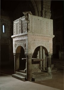 Arte romanica: pulpito della chiesa decorato con marmo e rilievi, chiesa di Santa Maria Maggiore (Tuscania, Italia) da Romanesque