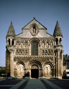 Arte romanica: vista di Notre Dame la Grande