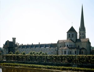 Arte romanica: vista della Basilica di Saint Savin-sur-Gartempe, fondata nell