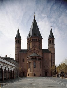 Arte romanica: veduta della cattedrale di San Martino, costruita tra il X e il XII secolo da Romanesque