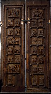 Arte romanica: porta di legno della metà del XII secolo della Chiesa di Santa Maria del Campidoglio a Colonia, Germania (Sankt Maria im Kapitol, Koln)
