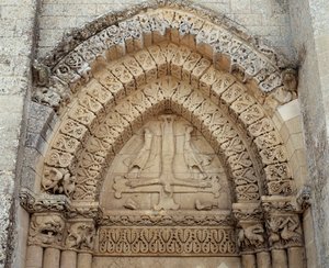 La crocifissione di San Pietro, falso portale della chiesa (scultura) da Romanesque