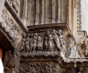 Il bacio di Giuda, fregio del portale da Romanesque