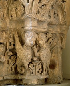 Decorazioni superiori con sirene e uccelli sul modello di quelli della Chiesa di Saint Loup de Naud (Seine e Marne) 1170