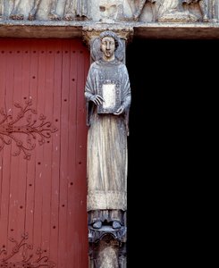 Vista di una scultura sul pilastro centrale del portale centrale (1140-1200) da Romanesque