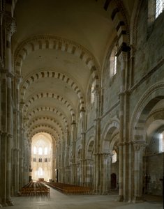 Veduta della navata centrale della Basilica di Santa Maria Maddalena da Romanesque