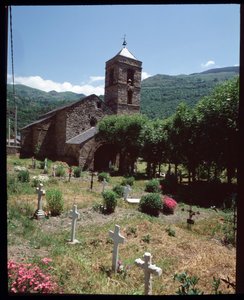 Veduta della chiesa e del cimitero da Romanesque
