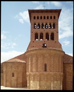 Veduta della chiesa con campanile da Romanesque