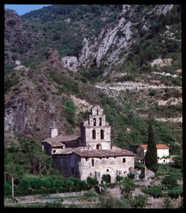 Vista della chiesa con campanile da Romanesque