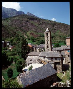 Vista della chiesa con campanile da Romanesque