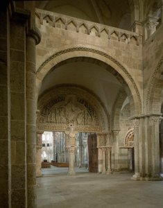 Veduta del nartece e del timpano centrale rappresentante la missione degli apostoli. Basilica di Santa Maria Maddalena (1096-1106), Vézelay, Yonne da Romanesque