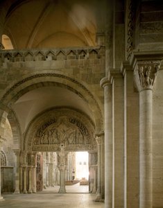 Vista del nartece e del timpano centrale che rappresenta la missione degli apostoli. Basilica di Santa Maria Maddalena, Vezelay da Romanesque
