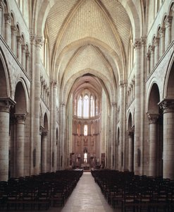 Vista della navata da Romanesque