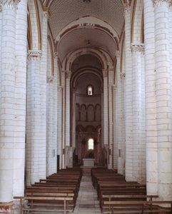 Vista della navata da Romanesque