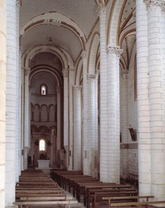 Vista della navata da Romanesque