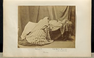 [Lady Middleton come "Elaine" e Sophy L.M. in Tableau Vivant da "Idilli del Re"]. da Ronald Ruthven Leslie Melville
