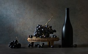 Uva ricca, bottiglia scura da Rong Wei