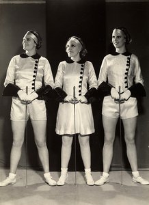 Ritratto di tre ginnaste in abiti da scherma da Rudolf Duhrkoop